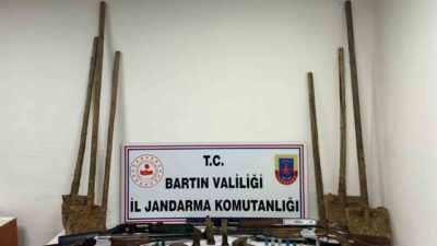 Bartın'ın Kurucaşile ilçesinde define ararken jandarma ekipleri tarafından suçüstü yakalanan