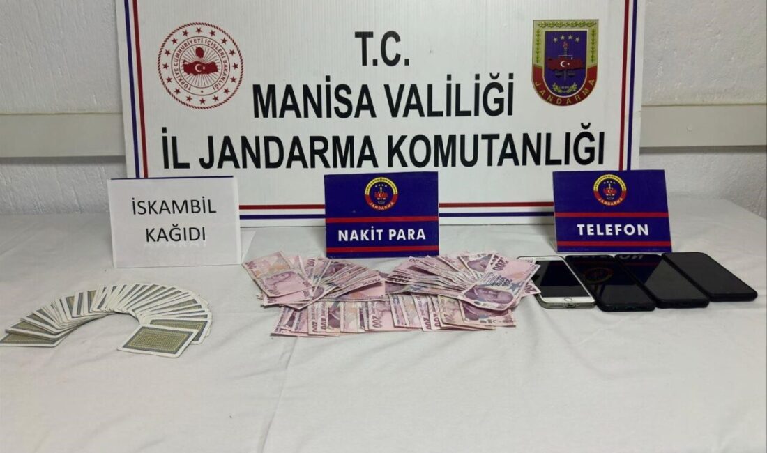 Manisa'nın Alaşehir ilçesinde kumar oynandığı belirlenen kıraathaneye jandarma operasyon düzenledi.