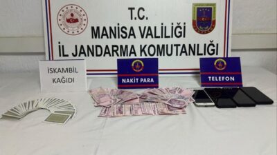 Manisa'nın Alaşehir ilçesinde kumar oynandığı belirlenen kıraathaneye jandarma operasyon düzenledi.