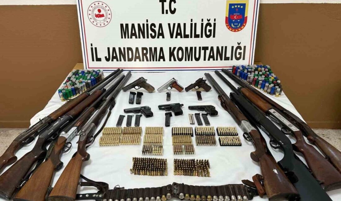Manisa'da jandarma operasyonunda 10 kişi gözaltına alındı. Evlerinde yapılan aramada