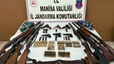Manisa'da jandarma operasyonunda 10 kişi gözaltına alındı. Evlerinde yapılan aramada