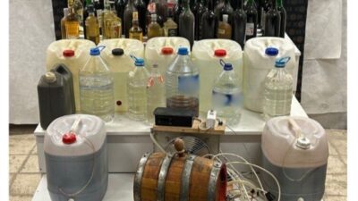 Eskişehir'de polis operasyonunda yakalanan A.K. tutuklandı. 192 litre sahte rakı,