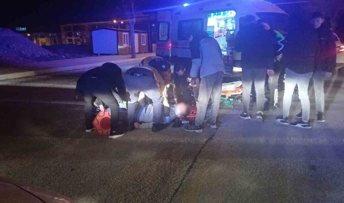 Çorum'da alkollü ve ehliyetsiz sürücü polis aracına çarparken hafif yaralandı.