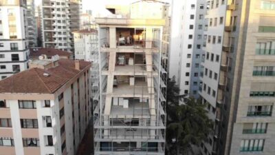 Kadıköy'de bulunan inşaat halindeki binanın yamuk kolonları sosyal medyada gündem