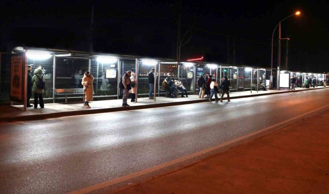 Kocaeli'de Park ve Bahçeler Dairesi ekipleri tarafından 104 durağa aydınlatma