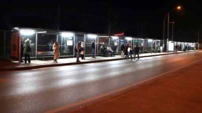 Kocaeli'de Park ve Bahçeler Dairesi ekipleri tarafından 104 durağa aydınlatma