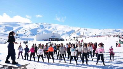 Denizli Büyükşehir Belediyesi spor kurslarından kadın kursiyerler, Denizli Kayak Merkezi'nde