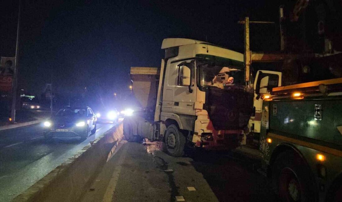 Kağıthane'de hafriyat kamyonu kontrolden çıkarak beton bariyere çarptı. Çekici ile