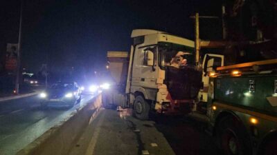 Kağıthane'de hafriyat kamyonu kontrolden çıkarak beton bariyere çarptı. Çekici ile