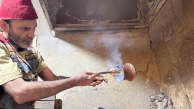 Kahramanmaraş’taki tarihi Kapalı Çarşı'da 40 yıldır kalaycılık yapan Bünyamin Özdek,