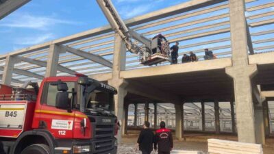 Kahramanmaraş'ta Kipaş Holding Tekstil fabrikası inşaatında 2 işçi düşerek yaralandı.