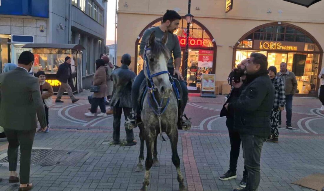 Kalabalık caddeye atla giren şahsa polis engeli At çiftliğinde çalışan Seçkin