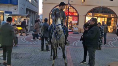 At çiftliğinde çalışan Seçkin A., Bartın'ın en kalabalık caddesine atla