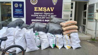 Eskişehir'de Şair Fuzuli Caddesi'ndeki bir binanın tadilatı sonrası kaldırıma bırakılan