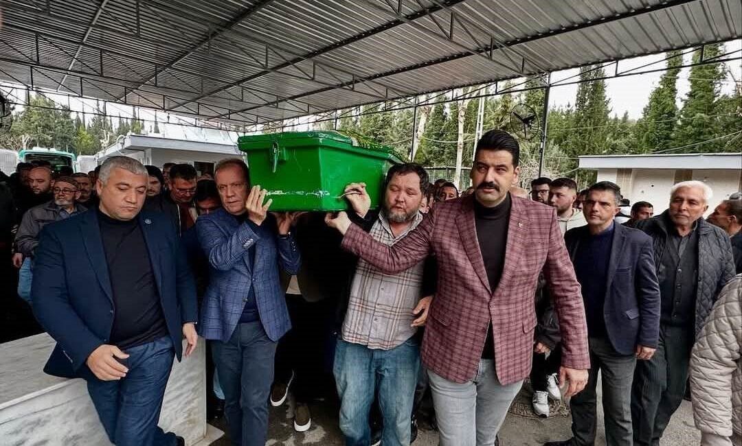 Kalp krizi sonucu hayatını kaybeden fenomen ’1 Milyon Mehmet’ toprağa verildi Mersin'de geçmişte dilencilik yaparak