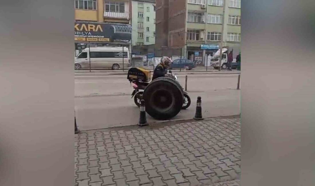 Karabük'te motokuryenin kamyonun fırlayan lastiğini durdurma çabası, Zonguldak Caddesi'nde yaşandı.