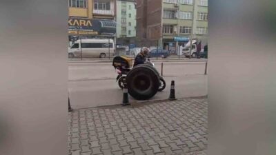Karabük'te motokuryenin kamyonun fırlayan lastiğini durdurma çabası, Zonguldak Caddesi'nde yaşandı.