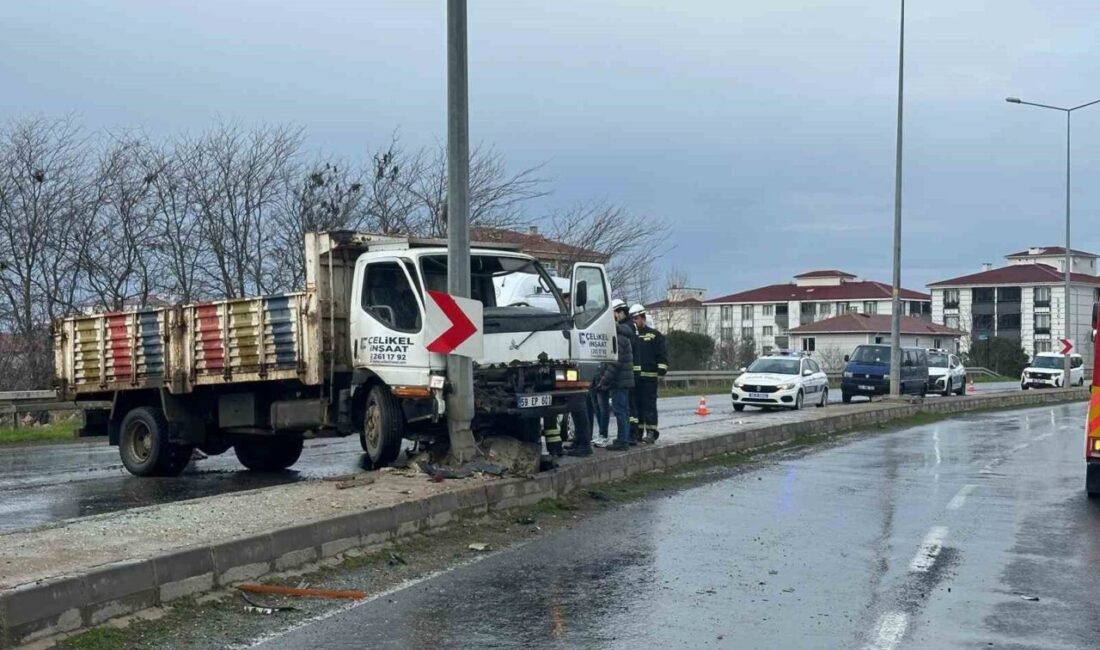 Muratlı'da meydana gelen trafik kazasında kamyonet aydınlatma direğine çarptı, 2