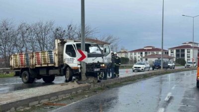 Muratlı'da meydana gelen trafik kazasında kamyonet aydınlatma direğine çarptı, 2
