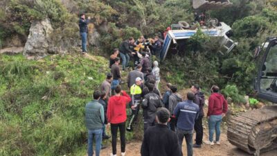 Muğla'nın Bodrum ilçesinde kamyonetin şarampole yuvarlanması sonucu 3 kişi yaralandı,