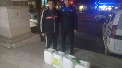 Antalya’nın ilçesinde kamyonetten düşen 20 bin lira değerindeki sıvı gübre