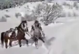 Artvin'in Şavşat ilçesine bağlı Kireçli köyünde yaşanan kar üzerinde atlı
