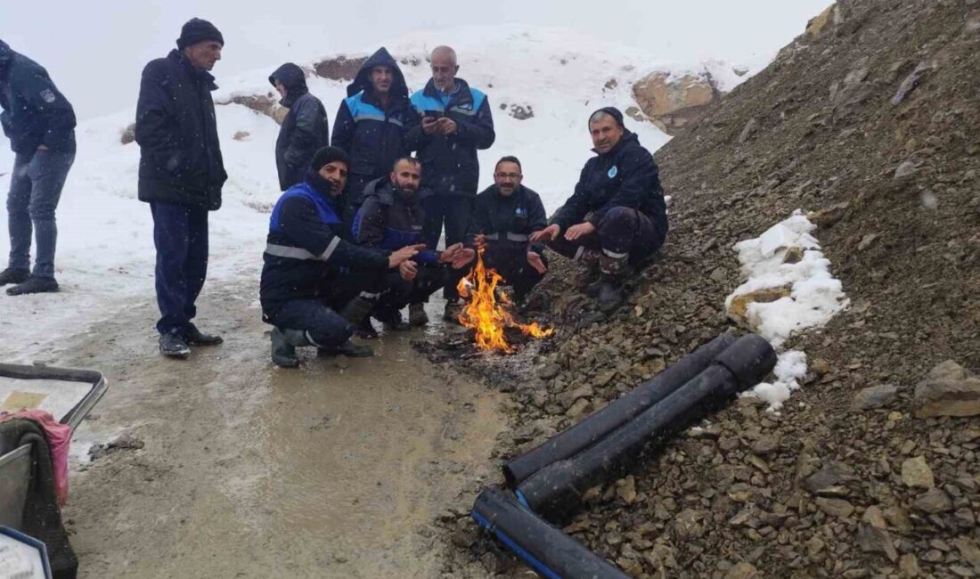 Kar yağışı altında zorlu çalışma Hakkari Belediyesi ekipleri, zorlu
