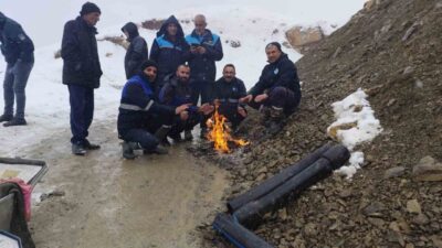 Hakkari Belediyesi ekipleri, zorlu hava şartlarına rağmen su arızasını gidermek