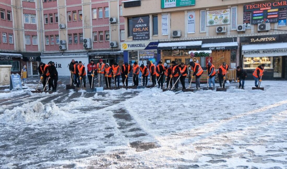 Erzincan’da karla mücadele çalışmaları yürüten belediye ekipleri, yoğunluk gösteren yolları