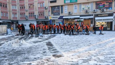 Erzincan’da karla mücadele çalışmaları yürüten belediye ekipleri, yoğunluk gösteren yolları