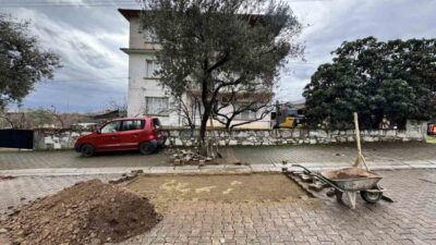 Aydın'ın Karacasu ilçesinde yağışlardan zarar gören yollar için belediye ekipleri