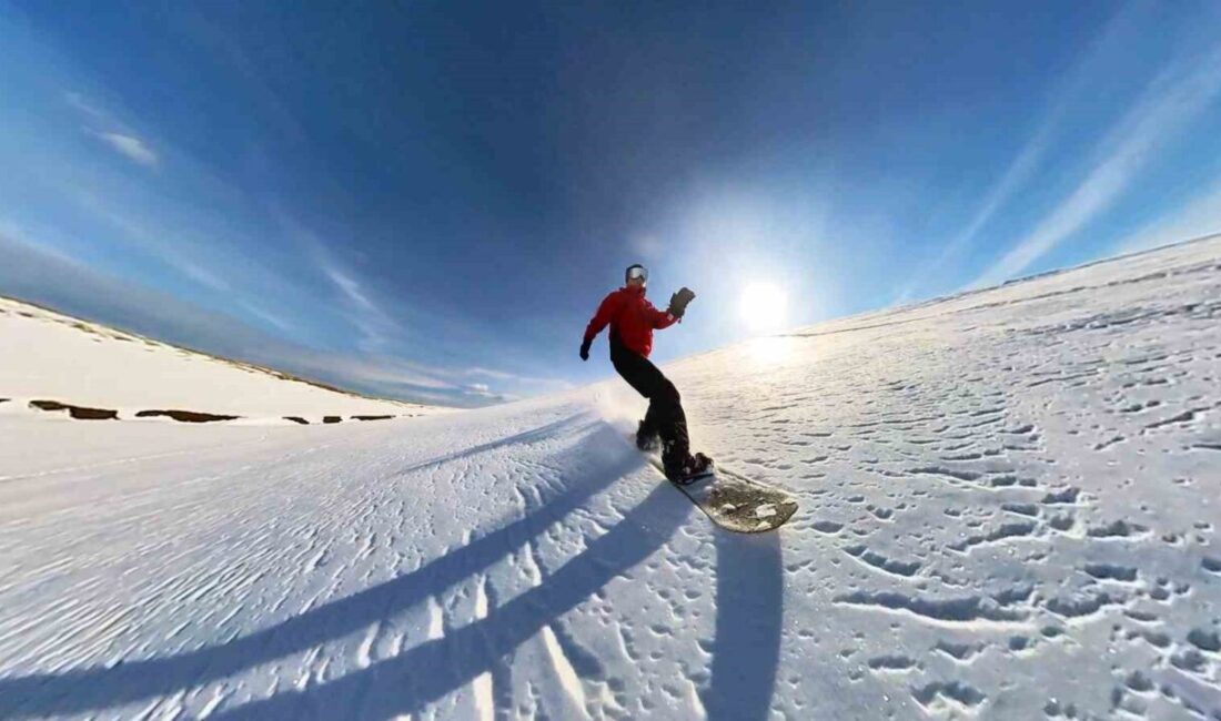 Trabzonlu Ali Bir, Sis Dağı'nda snowboard yaparak gözleri üzerine çekiyor.