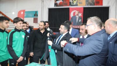 Kars’ta amatör spor kulüplerine malzeme desteği verildi. Kentte faaliyet gösteren