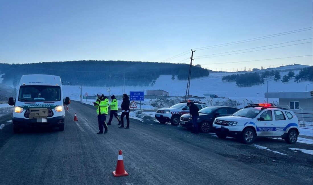 Kars İl Jandarma Komutanlığı, şehir genelinde sıkı denetimlerle huzur ve