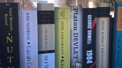 Kars'taki Hüsnü M. Özyeğin Anadolu Lisesi öğrencileri, okul giriş kapısını