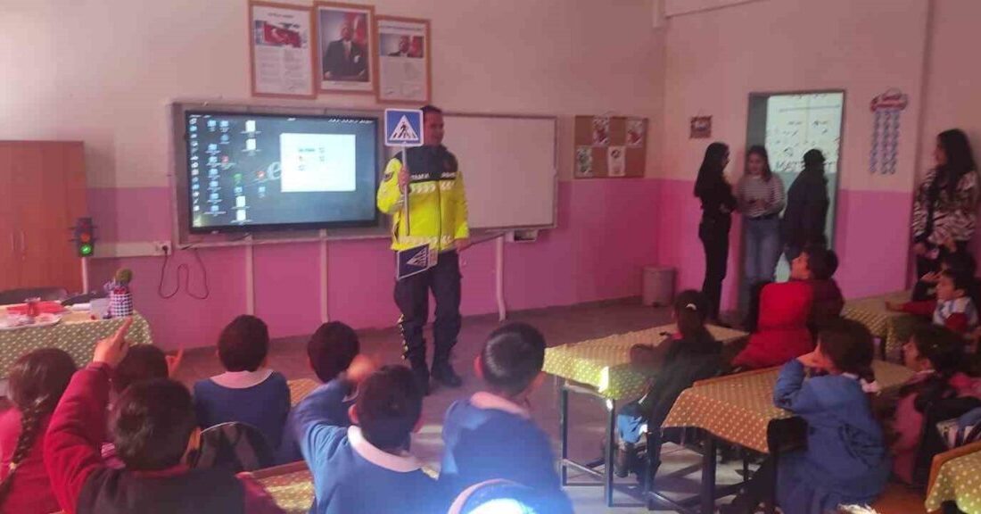Kars’ta öğrencilere jandarmadan trafik eğitimi Kars'ta İl Jandarma Komutanlığı'nın