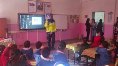 Kars'ta İl Jandarma Komutanlığı'nın düzenlediği trafik eğitimleri, öğrencilere temel trafik