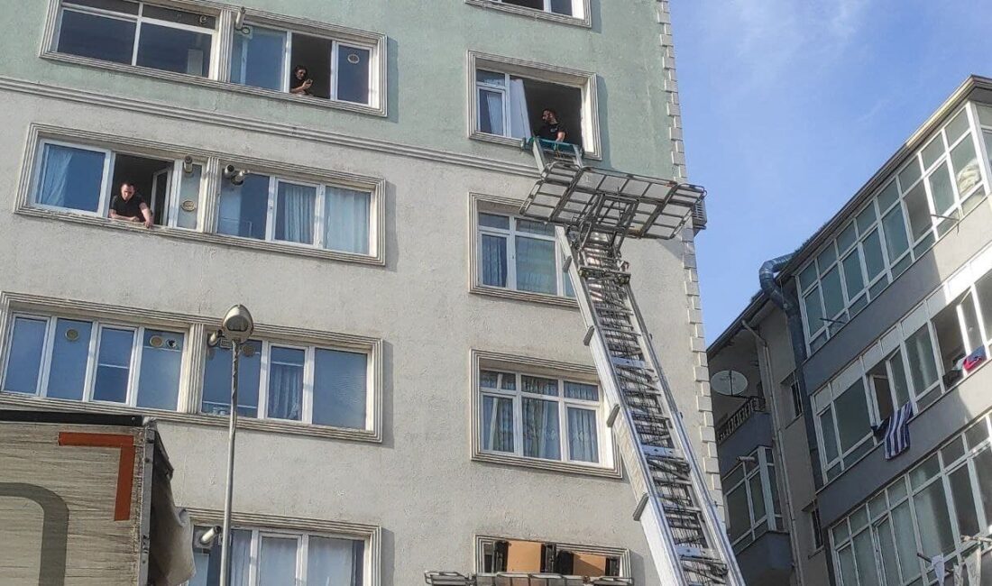 Kartal'da çatlaklar nedeniyle tahliye edilen 7 katlı binada detaylı inceleme