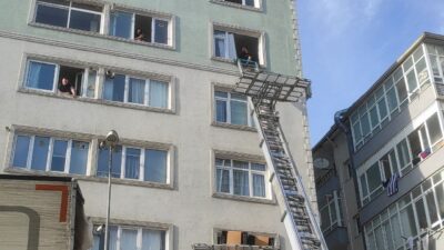 Kartal'da çatlaklar nedeniyle tahliye edilen 7 katlı binada detaylı inceleme