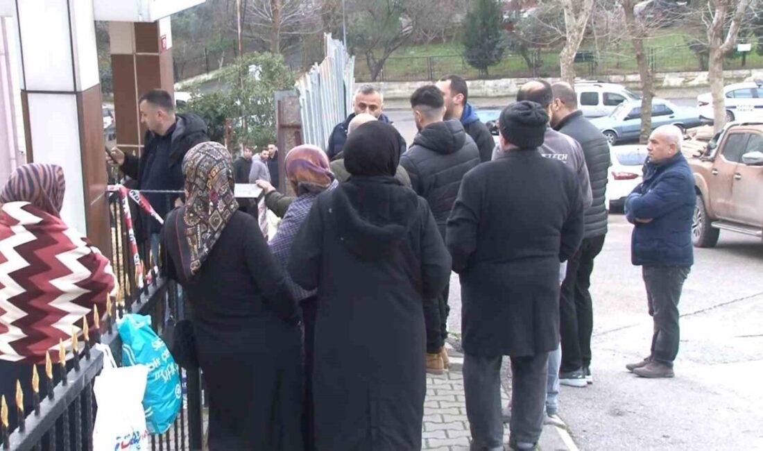 Kartal'da yaşanan toprak kayması sonucu 8 daireli bir binada yaşayanlar