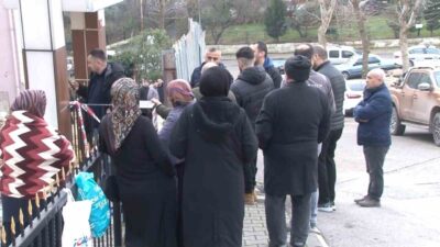 Kartal'da yaşanan toprak kayması sonucu 8 daireli bir binada yaşayanlar