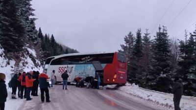 Bolu'da Kartalkaya Kayak Merkezi yolunda buzlanma nedeniyle kontrolden çıkan yolcu