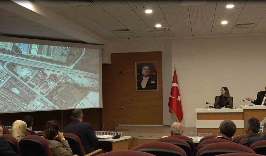 Kartepe Belediyesi'nin meclis toplantısında Sağlık Bakanlığı'na devredilecek olan 19 bin