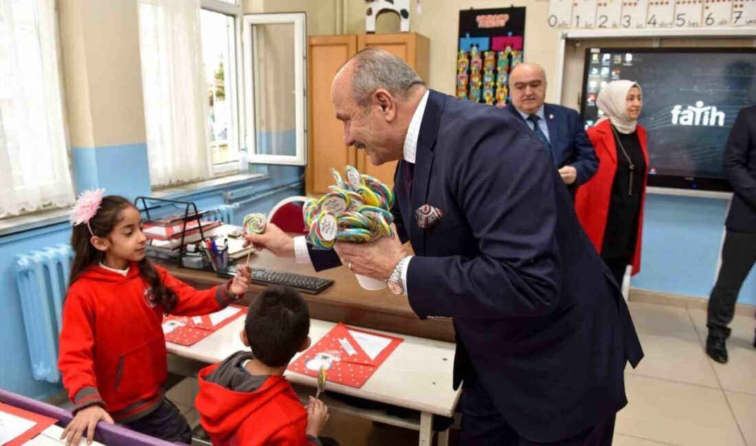 Kastamonu ve Tosya'da yapılan karne törenlerinde öğrenciler sevinçliydi. Törenlere katılan