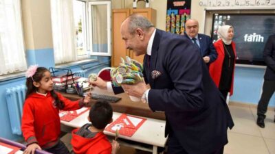 Kastamonu ve Tosya'da yapılan karne törenlerinde öğrenciler sevinçliydi. Törenlere katılan