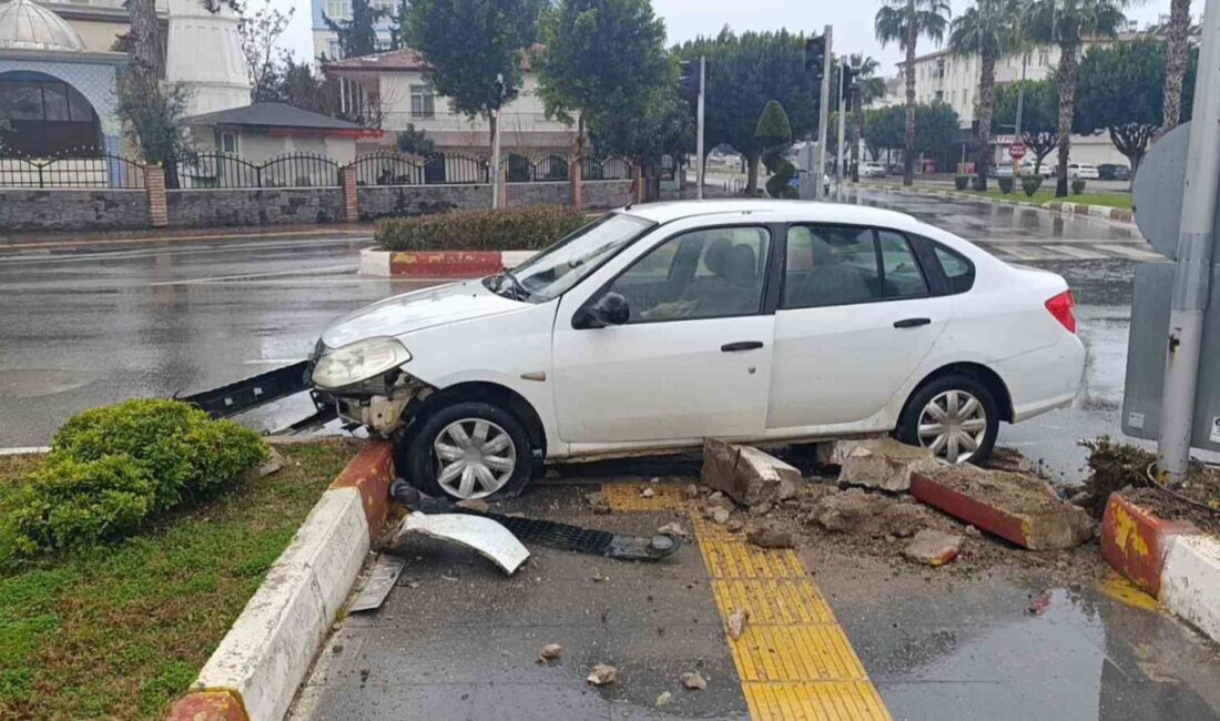 Kavşakta 2 otomobil çarpıştı: 3 yaralı Antalya Manavgat'ta kavşakta gerçekleşen