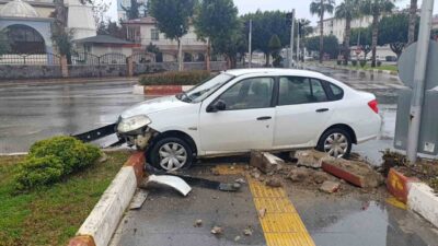 Antalya Manavgat'ta kavşakta gerçekleşen trafik kazasında, 2 araç çarpıştı. Kazada