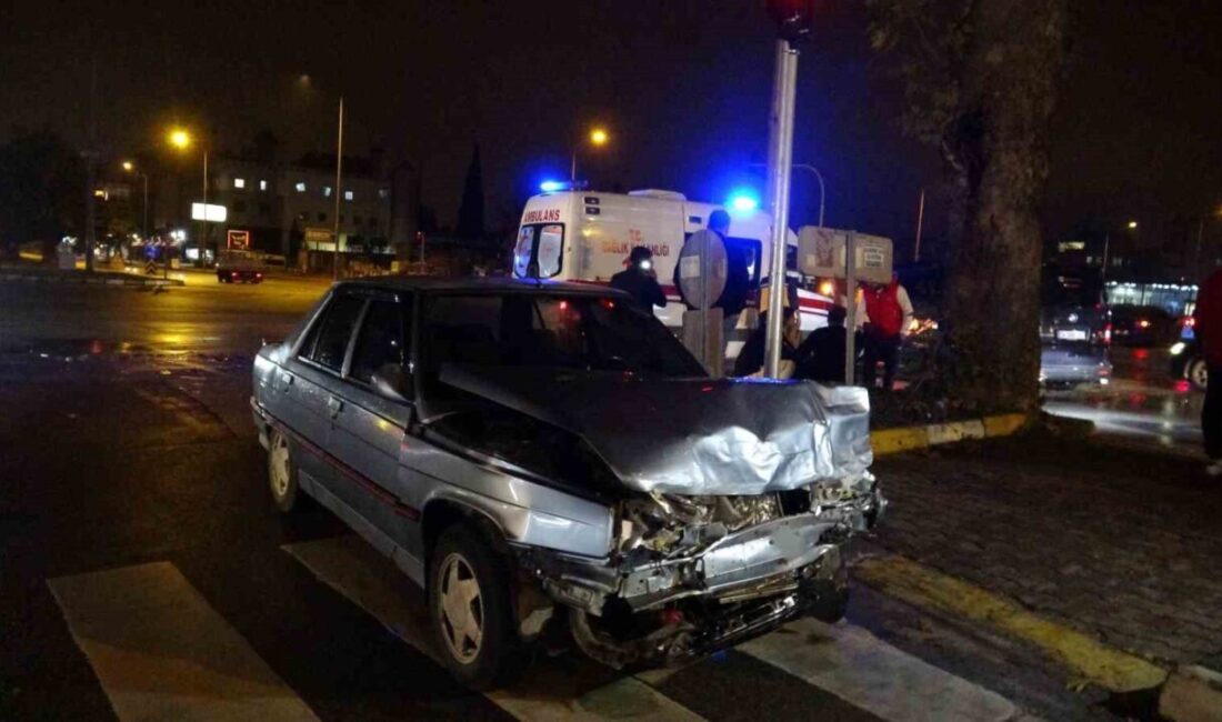 Kavşaktaki kazada hurdaya dönen araçlardan burunları bile kanamadan çıktılar Antalya'da meydana gelen trafik