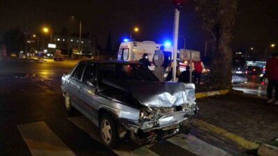 Antalya'da meydana gelen trafik kazasında 3 araç hurdaya döndü. Sürücüler,