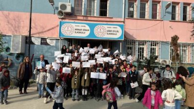 Manisa’nın Sarıgöl ilçesinde okullarda birinci dönem sonu törenleri düzenlendi. Kaymakam